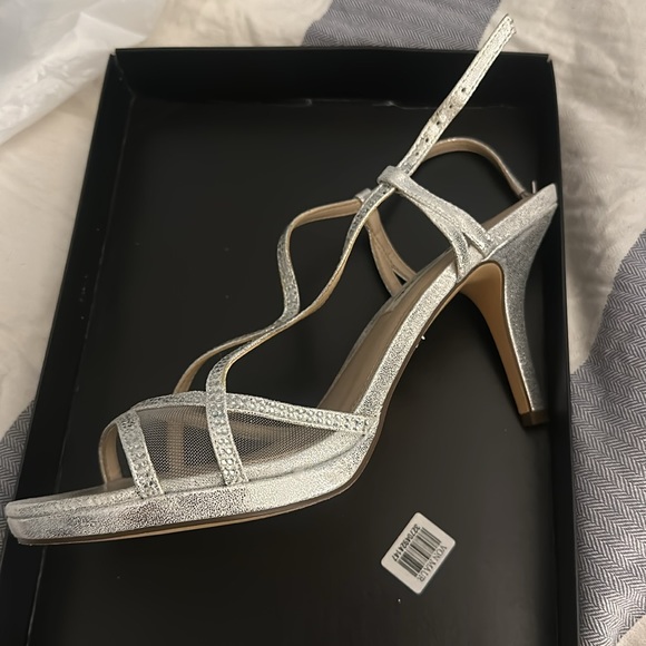 Silver high heel shoe size 9 in women’s. Only worn once! - Picture 3 of 3